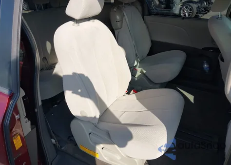 2014 Toyota Sienna Le V6 8 Passenger z USA, uszkodzony, nr VIN 5TDKK3DC2ES422736